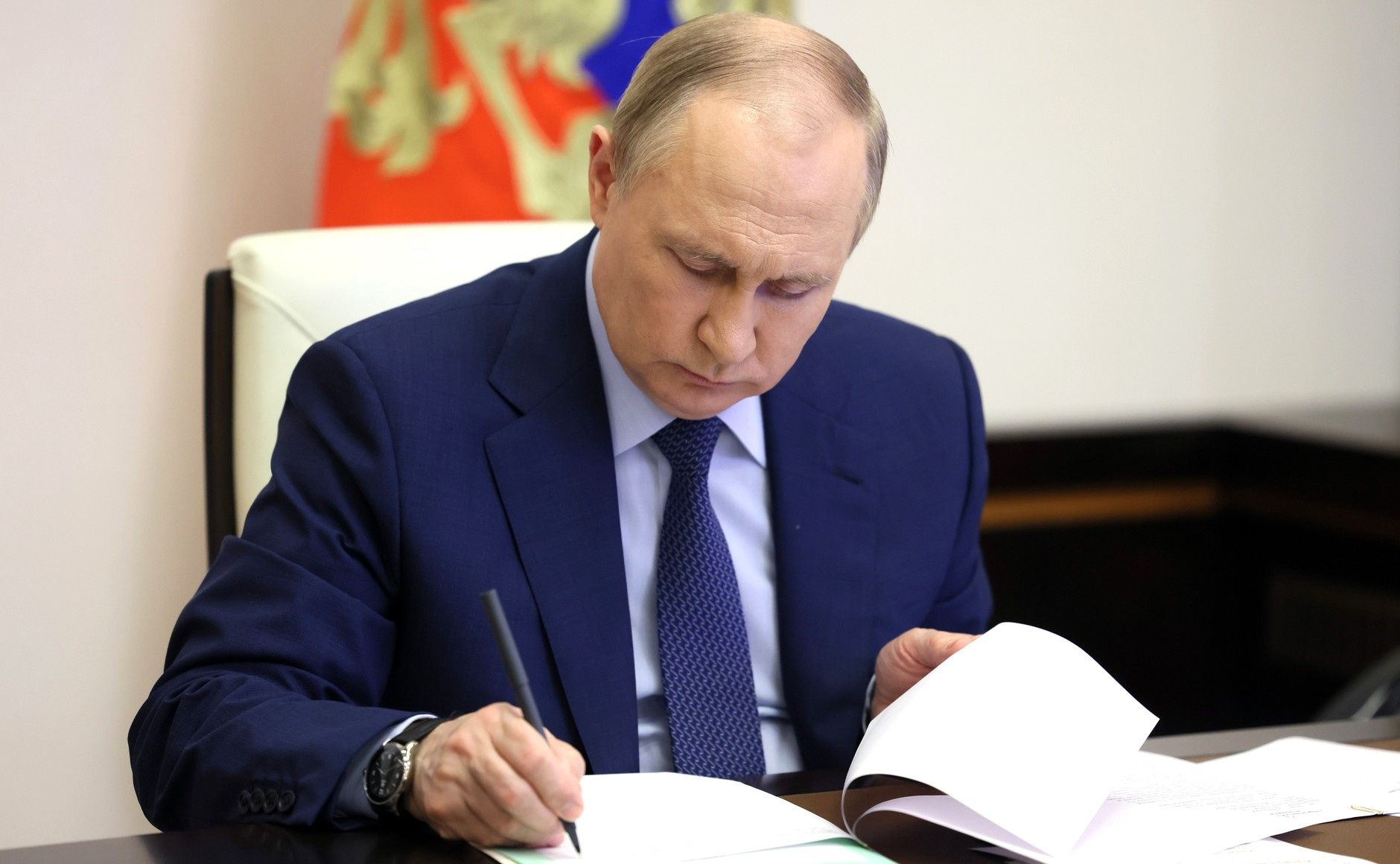 Путин подписал закон о едином пособии для беременных и семей с детьми..